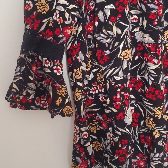 Off the Shoulder Floral Blouse - Picture 2 of 3